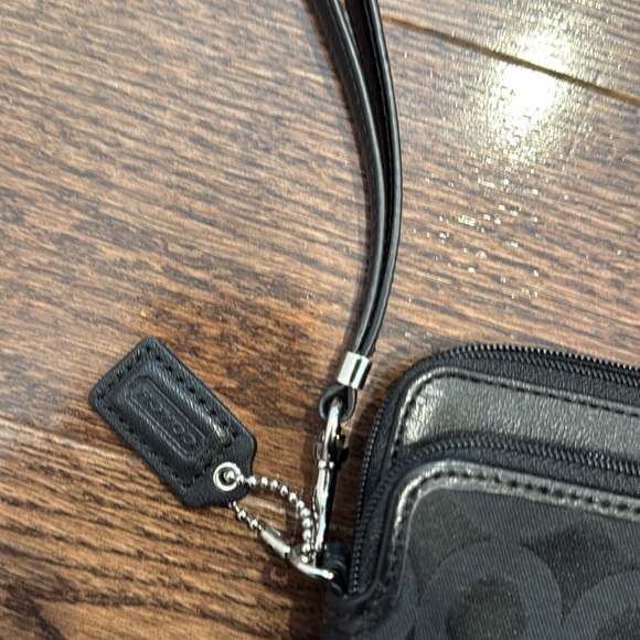 Vintage Coach Wristlet - Picture 3 of 9